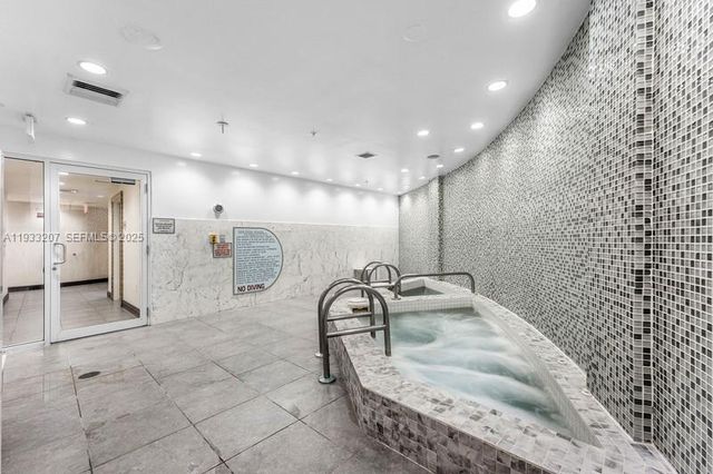 253 NE 2nd St. 2.2+ LRG DEN 3309, Miami, FL 33132