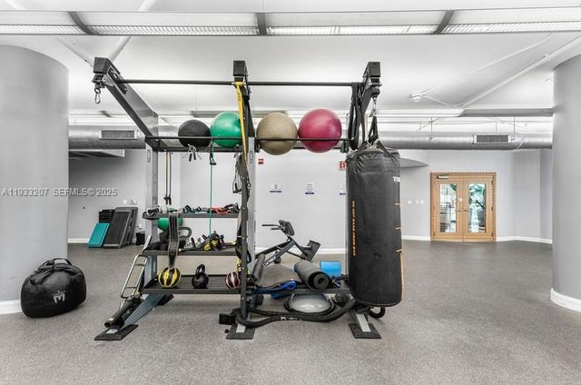 253 NE 2nd St. 2.2+ LRG DEN 3309, Miami, FL 33132