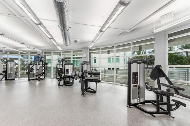 253 NE 2nd St. 2.2+ LRG DEN 3309, Miami, FL 33132