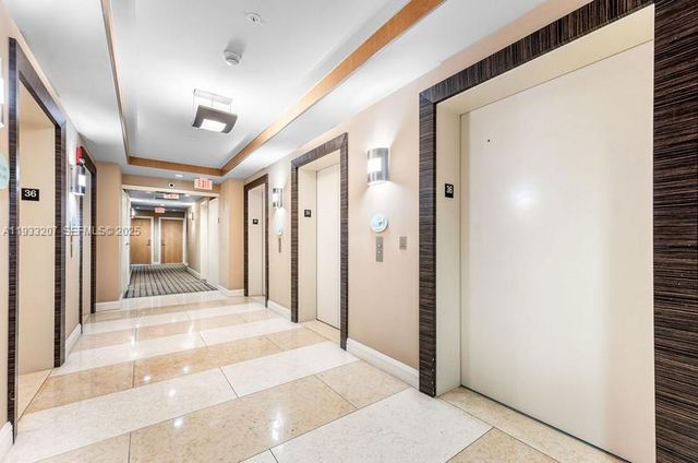 253 NE 2nd St. 2.2+ LRG DEN 3309, Miami, FL 33132