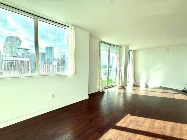 253 NE 2nd St. 2.2+ LRG DEN 3309, Miami, FL 33132