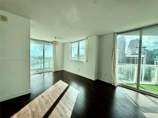 253 NE 2nd St. 2.2+ LRG DEN 3309, Miami, FL 33132