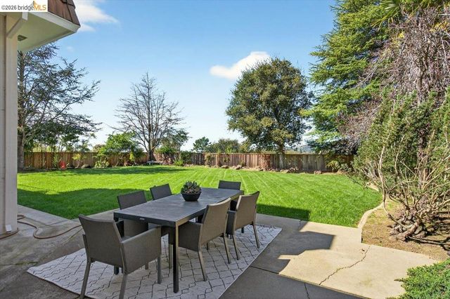 10565 Englewood Drive, Oakland, CA 94605