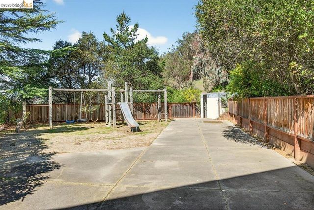 10565 Englewood Drive, Oakland, CA 94605