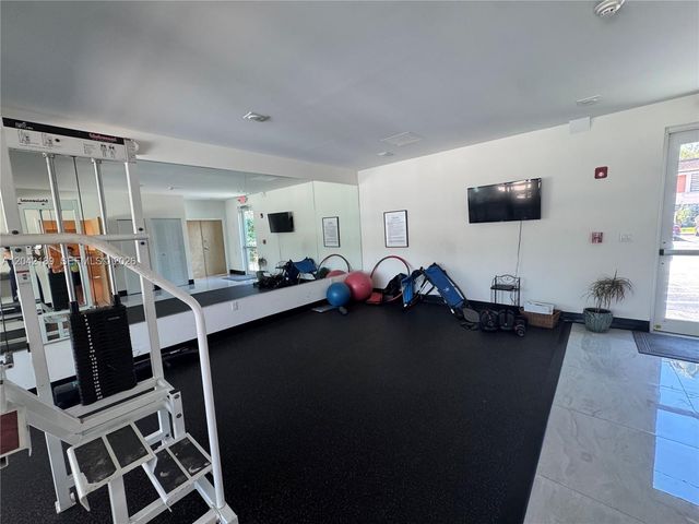 2795 NE 164th St 6, North Miami Beach, FL 33160