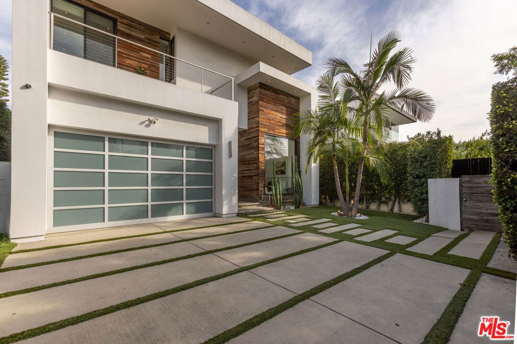 Image 1 of property listing at 132 N Laurel Avenue, Los Angeles, CA 90048