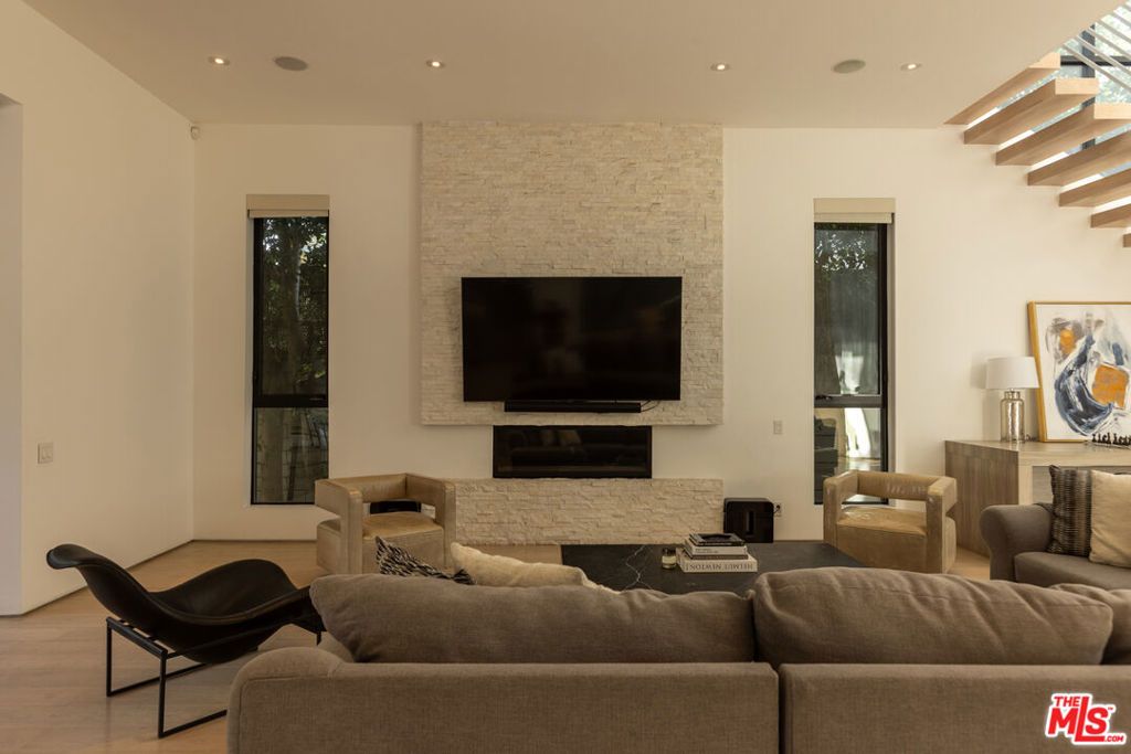 Image 10 of property listing at 132 N Laurel Avenue, Los Angeles, CA 90048