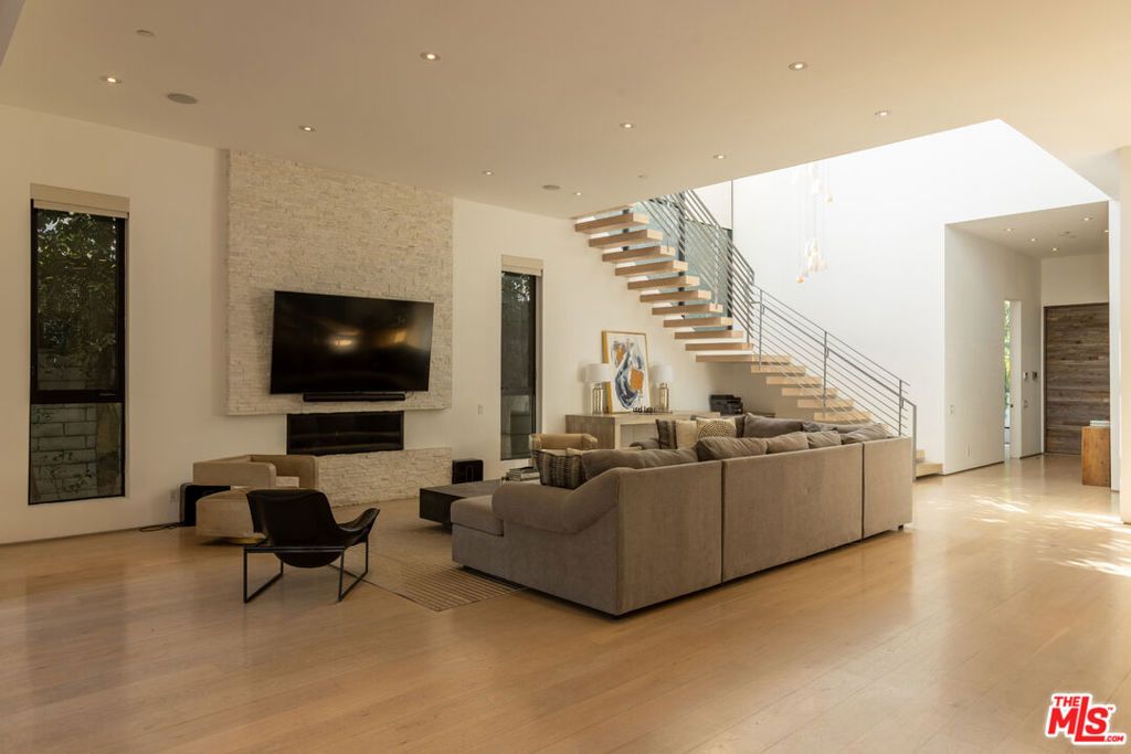 Image 11 of property listing at 132 N Laurel Avenue, Los Angeles, CA 90048