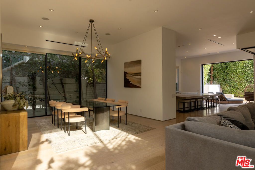 Image 12 of property listing at 132 N Laurel Avenue, Los Angeles, CA 90048