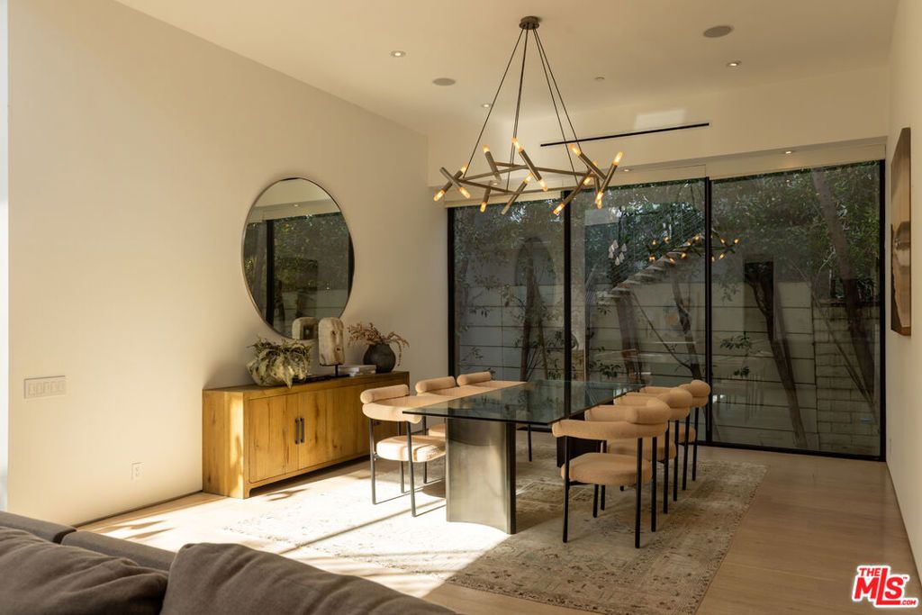 Image 13 of property listing at 132 N Laurel Avenue, Los Angeles, CA 90048