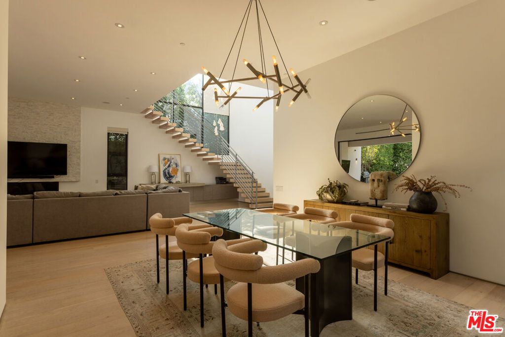 Image 14 of property listing at 132 N Laurel Avenue, Los Angeles, CA 90048