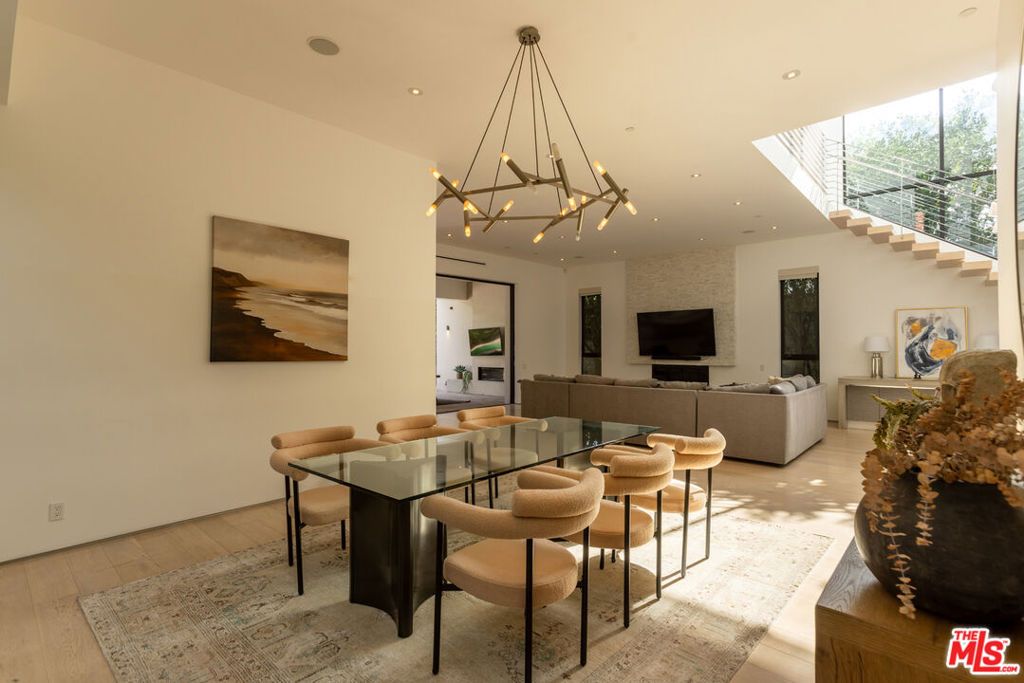 Image 15 of property listing at 132 N Laurel Avenue, Los Angeles, CA 90048