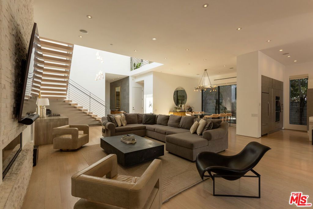 Image 16 of property listing at 132 N Laurel Avenue, Los Angeles, CA 90048