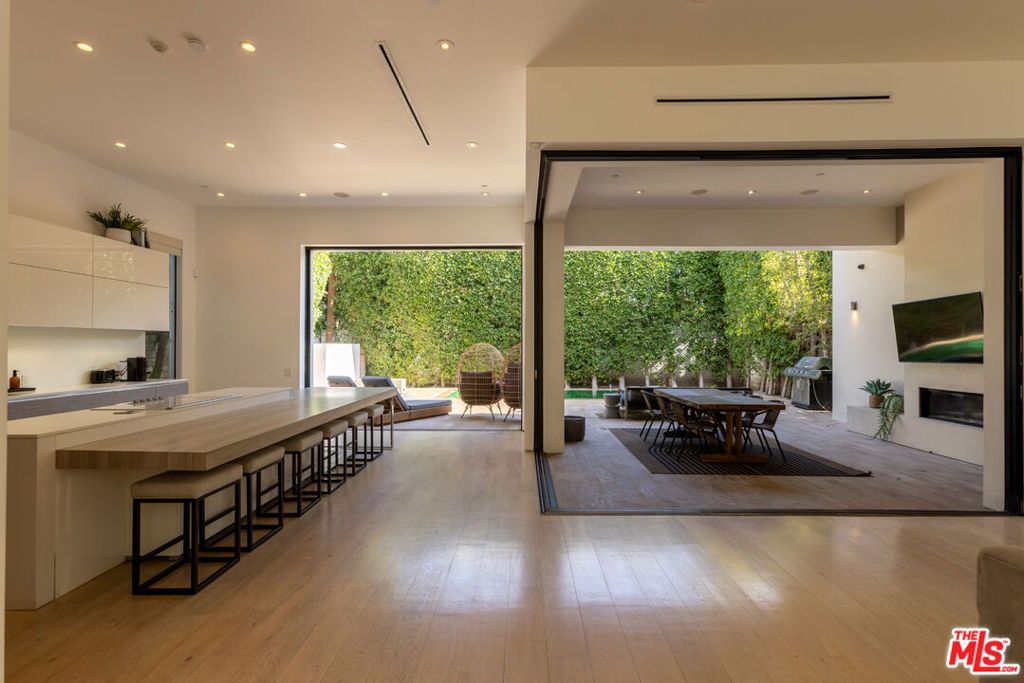 Image 17 of property listing at 132 N Laurel Avenue, Los Angeles, CA 90048