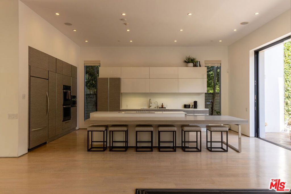 Image 18 of property listing at 132 N Laurel Avenue, Los Angeles, CA 90048