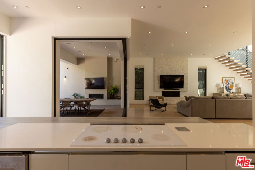 Image 19 of property listing at 132 N Laurel Avenue, Los Angeles, CA 90048
