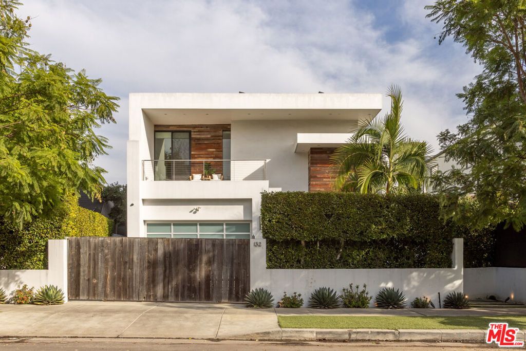 Image 2 of property listing at 132 N Laurel Avenue, Los Angeles, CA 90048