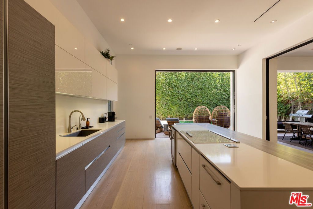 Image 20 of property listing at 132 N Laurel Avenue, Los Angeles, CA 90048