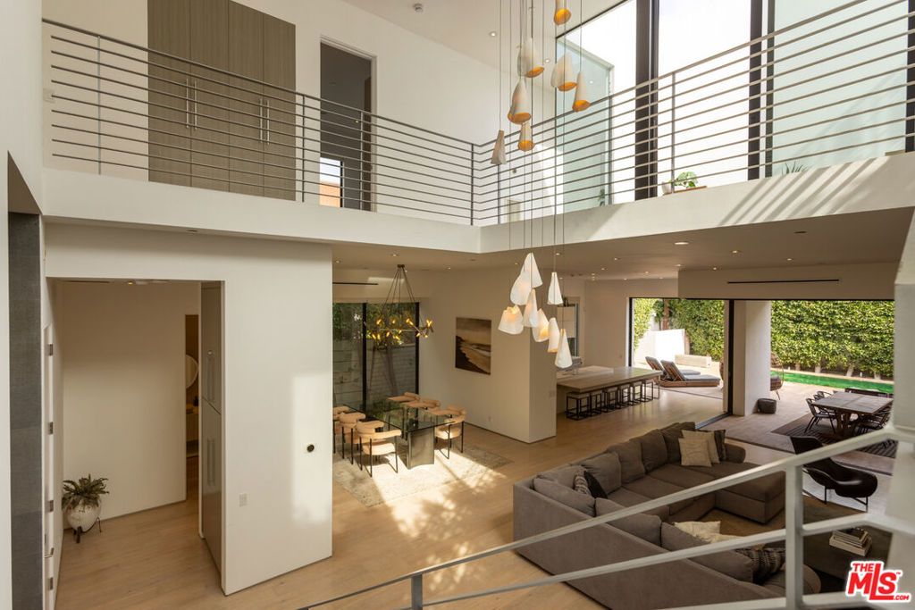 Image 21 of property listing at 132 N Laurel Avenue, Los Angeles, CA 90048