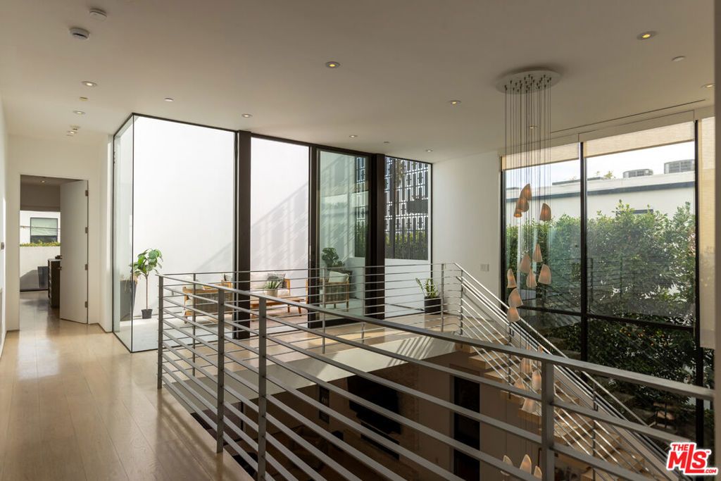 Image 22 of property listing at 132 N Laurel Avenue, Los Angeles, CA 90048