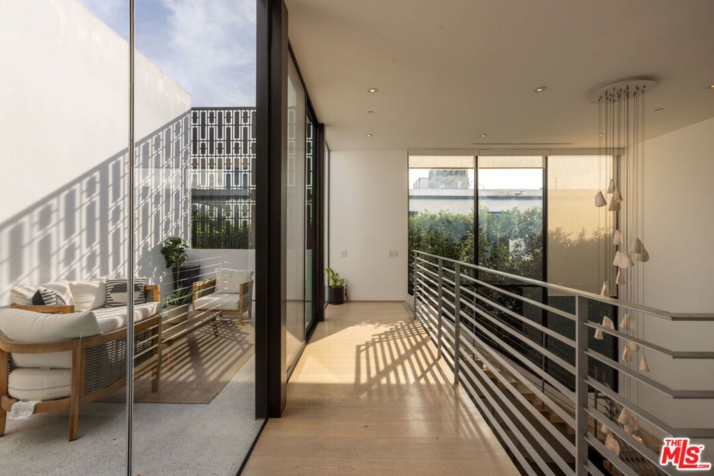 Image 23 of property listing at 132 N Laurel Avenue, Los Angeles, CA 90048