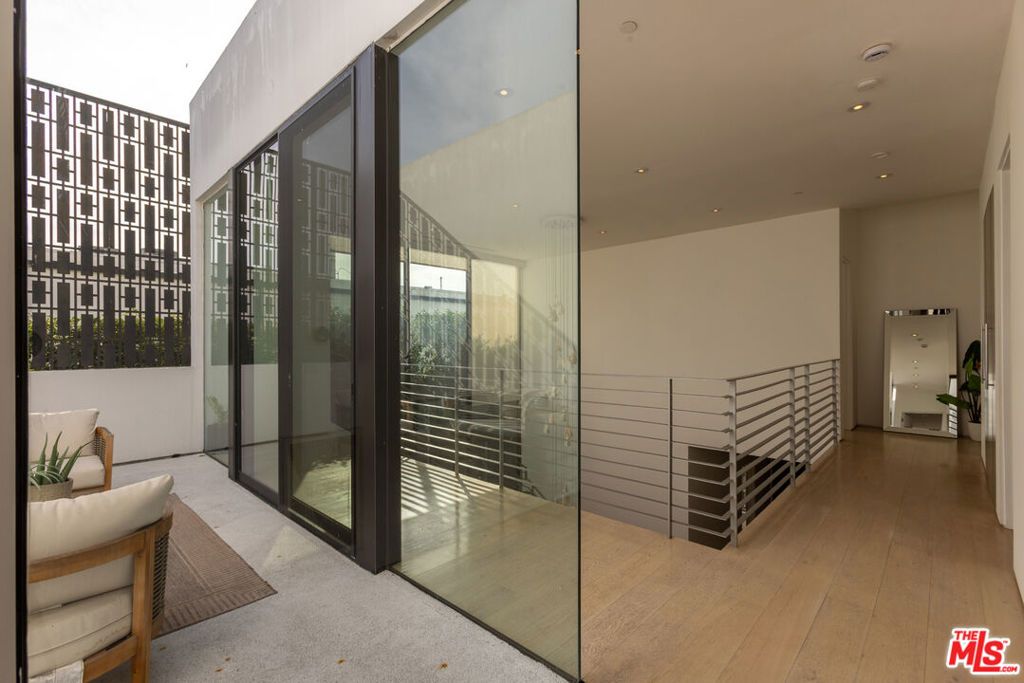 Image 24 of property listing at 132 N Laurel Avenue, Los Angeles, CA 90048