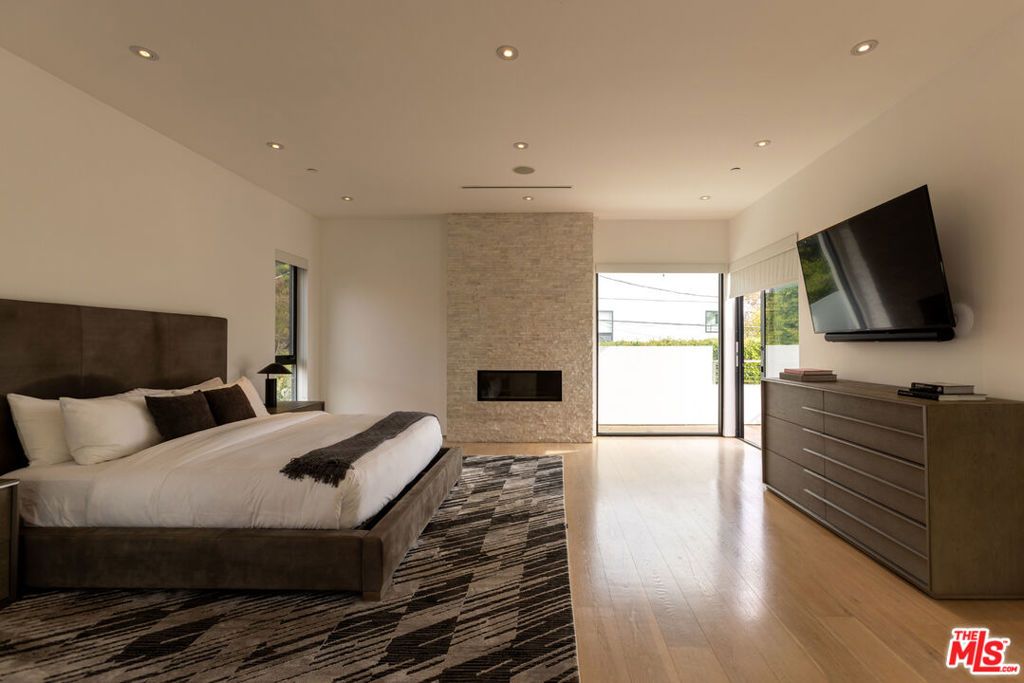 Image 25 of property listing at 132 N Laurel Avenue, Los Angeles, CA 90048