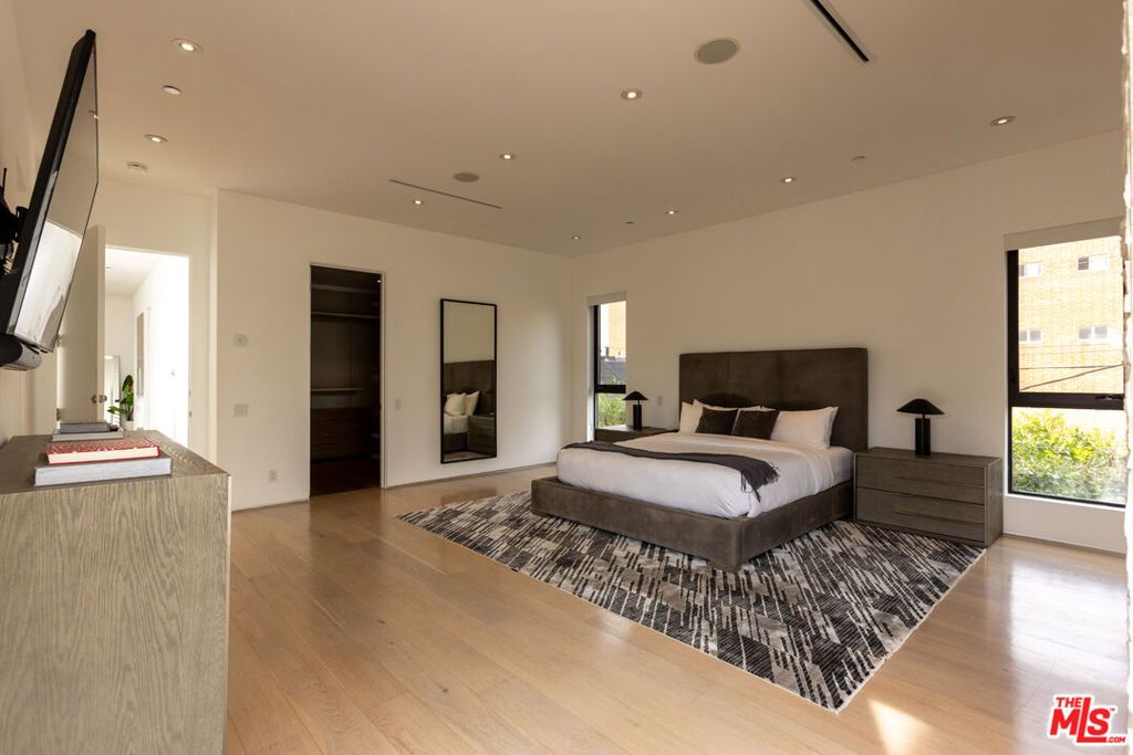 Image 26 of property listing at 132 N Laurel Avenue, Los Angeles, CA 90048