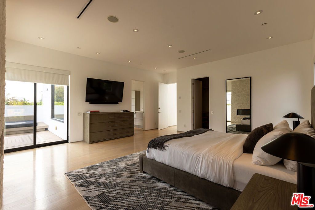 Image 27 of property listing at 132 N Laurel Avenue, Los Angeles, CA 90048