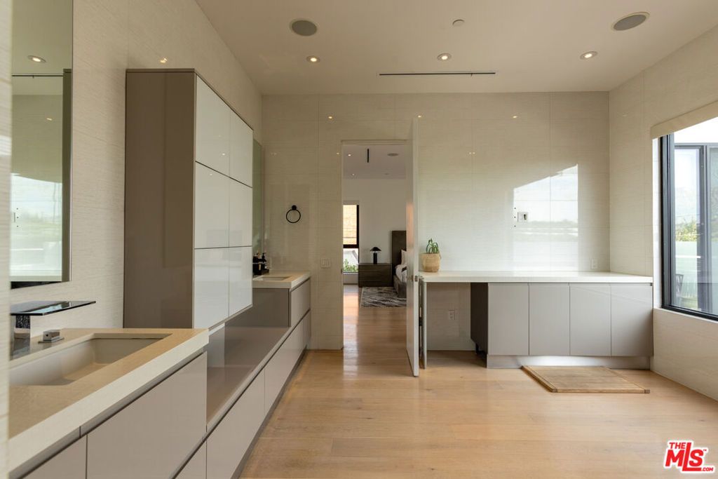 Image 28 of property listing at 132 N Laurel Avenue, Los Angeles, CA 90048