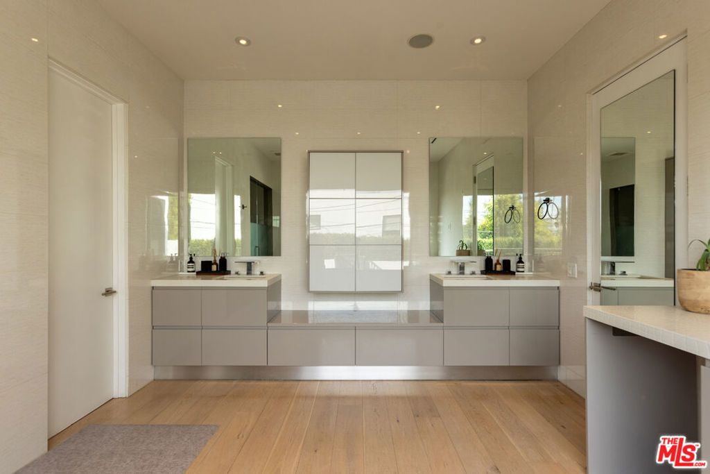 Image 29 of property listing at 132 N Laurel Avenue, Los Angeles, CA 90048