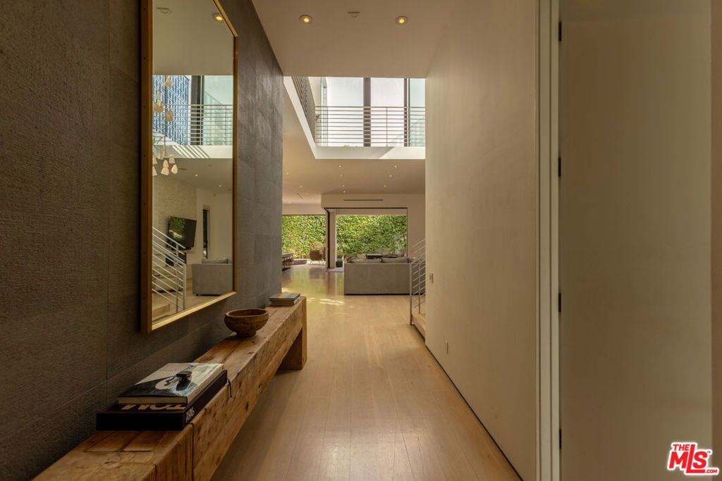 Image 3 of property listing at 132 N Laurel Avenue, Los Angeles, CA 90048
