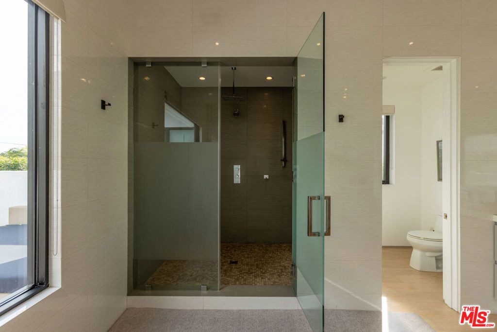 Image 30 of property listing at 132 N Laurel Avenue, Los Angeles, CA 90048