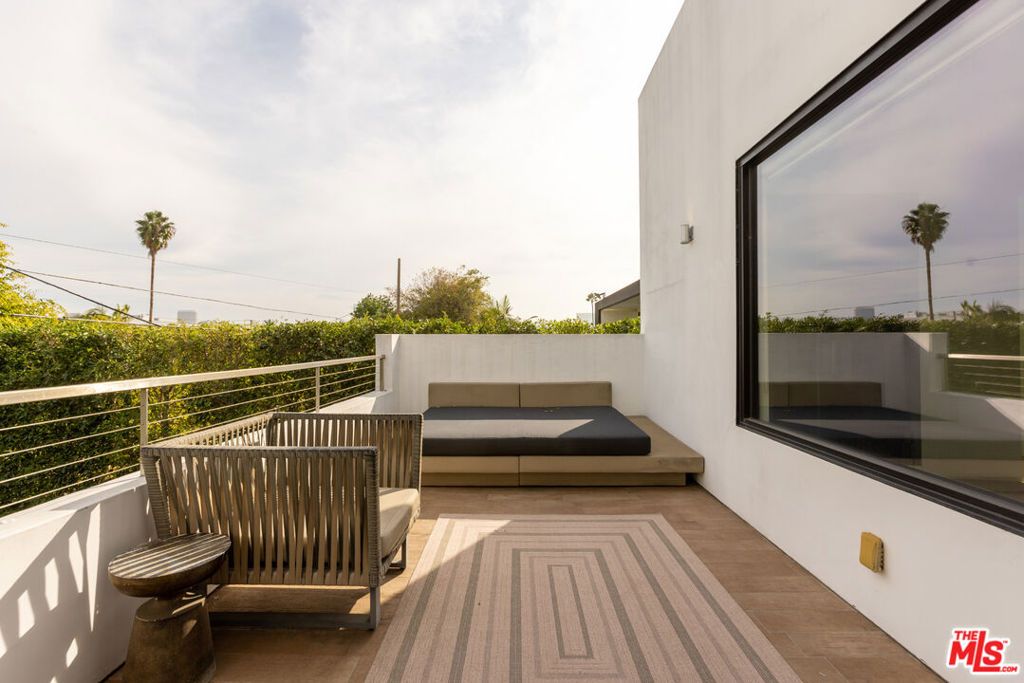 Image 33 of property listing at 132 N Laurel Avenue, Los Angeles, CA 90048