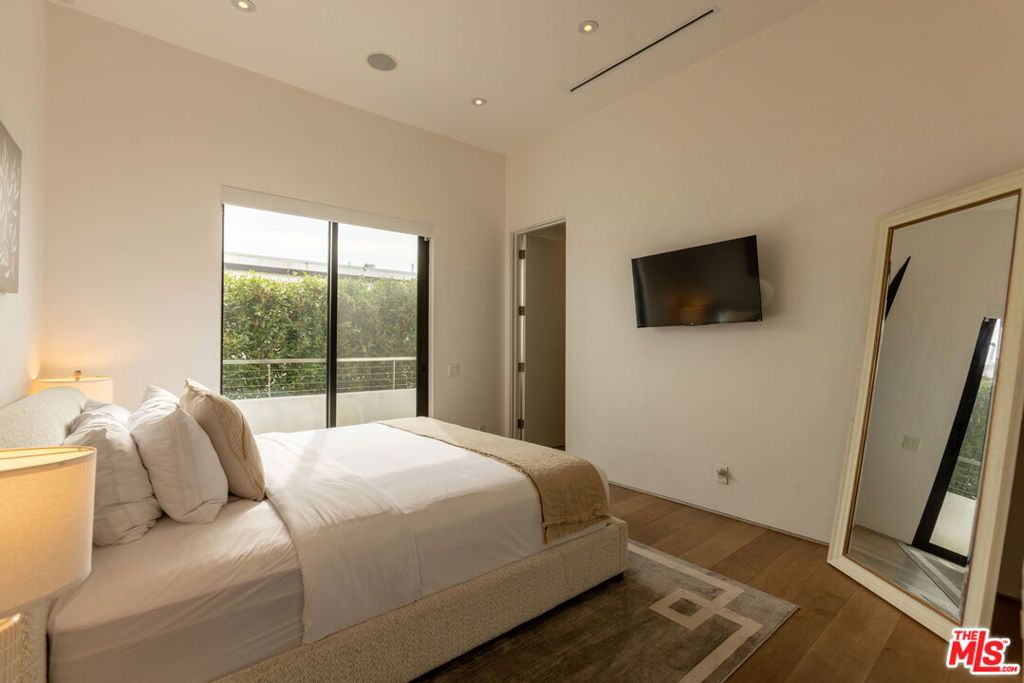 Image 34 of property listing at 132 N Laurel Avenue, Los Angeles, CA 90048