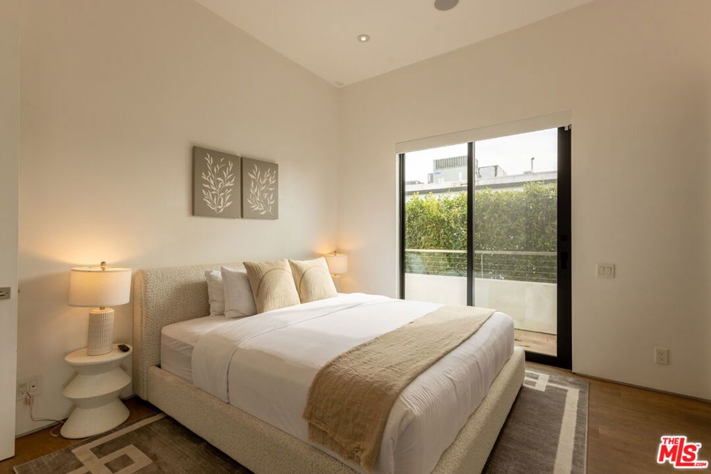 Image 35 of property listing at 132 N Laurel Avenue, Los Angeles, CA 90048