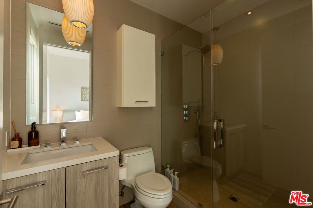Image 36 of property listing at 132 N Laurel Avenue, Los Angeles, CA 90048