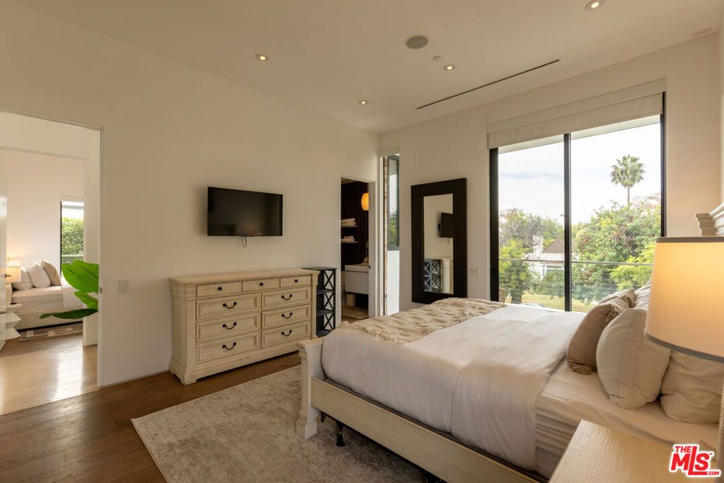 Image 37 of property listing at 132 N Laurel Avenue, Los Angeles, CA 90048