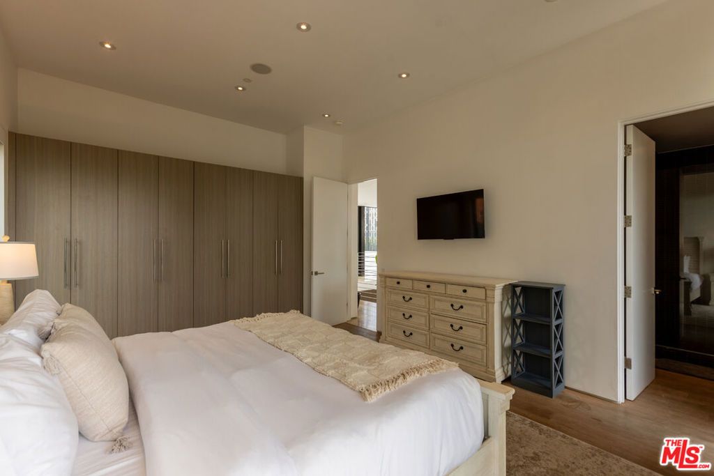Image 38 of property listing at 132 N Laurel Avenue, Los Angeles, CA 90048