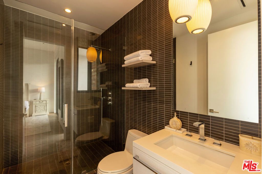 Image 39 of property listing at 132 N Laurel Avenue, Los Angeles, CA 90048