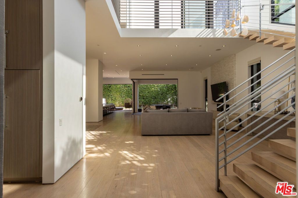 Image 4 of property listing at 132 N Laurel Avenue, Los Angeles, CA 90048