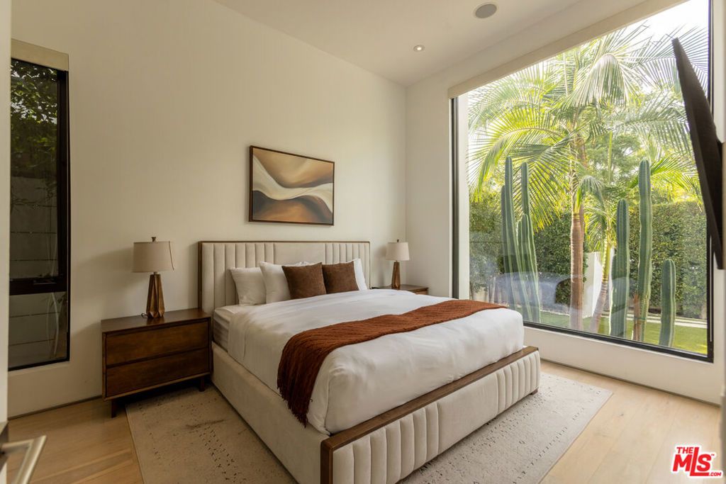 Image 40 of property listing at 132 N Laurel Avenue, Los Angeles, CA 90048