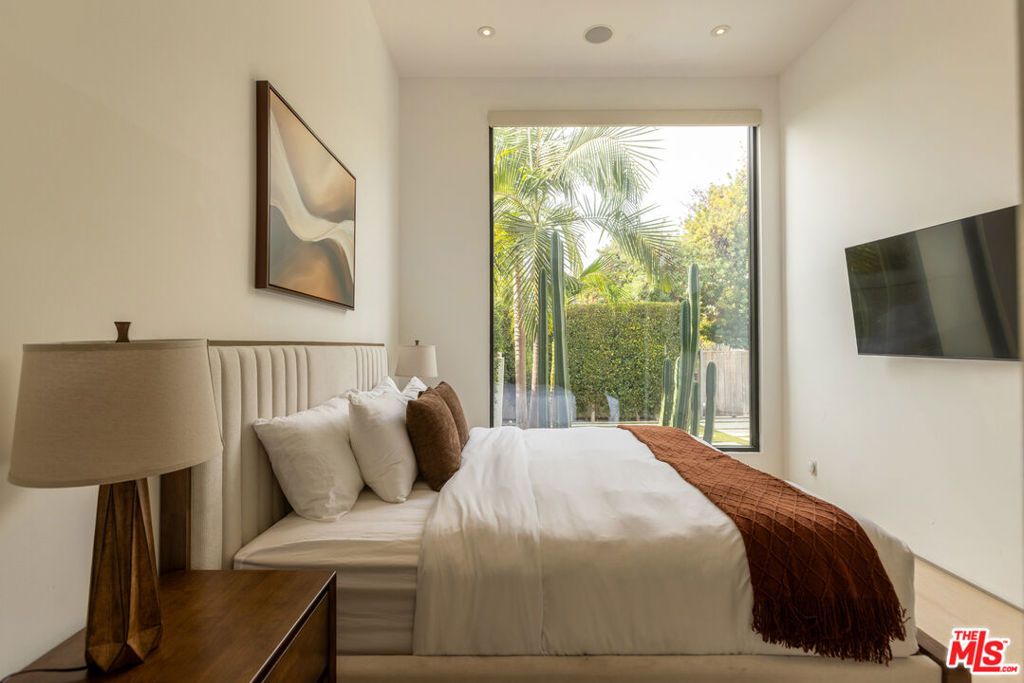 Image 41 of property listing at 132 N Laurel Avenue, Los Angeles, CA 90048