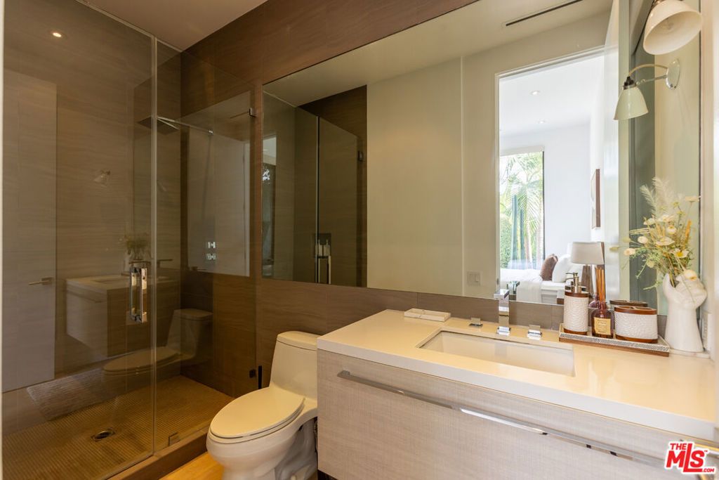 Image 42 of property listing at 132 N Laurel Avenue, Los Angeles, CA 90048