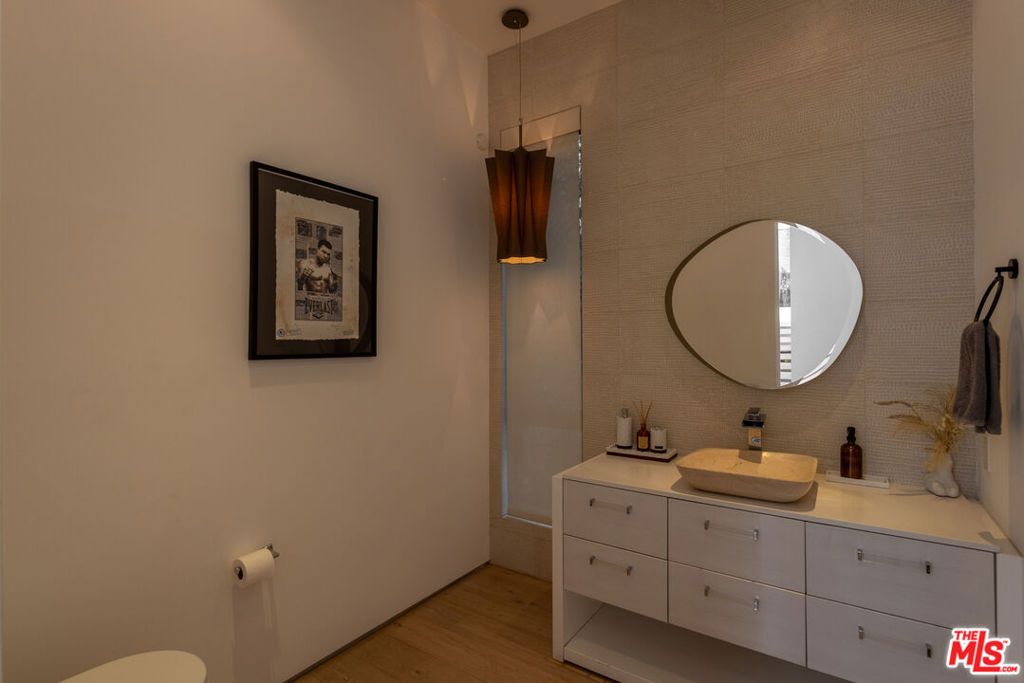 Image 43 of property listing at 132 N Laurel Avenue, Los Angeles, CA 90048