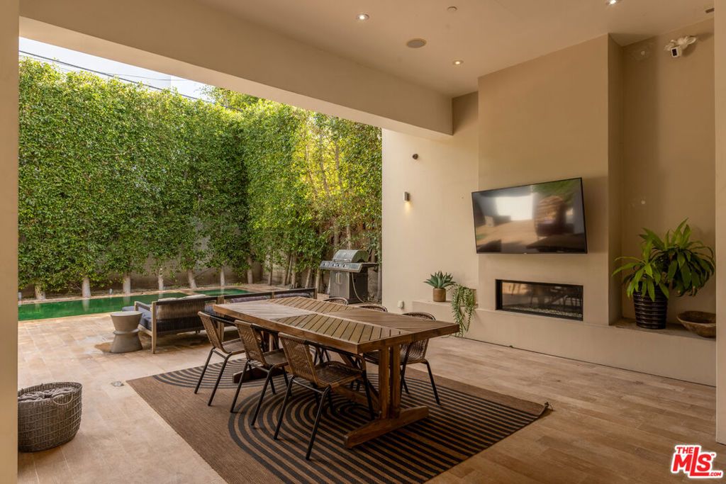 Image 44 of property listing at 132 N Laurel Avenue, Los Angeles, CA 90048