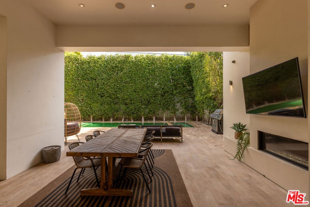 Image 45 of property listing at 132 N Laurel Avenue, Los Angeles, CA 90048