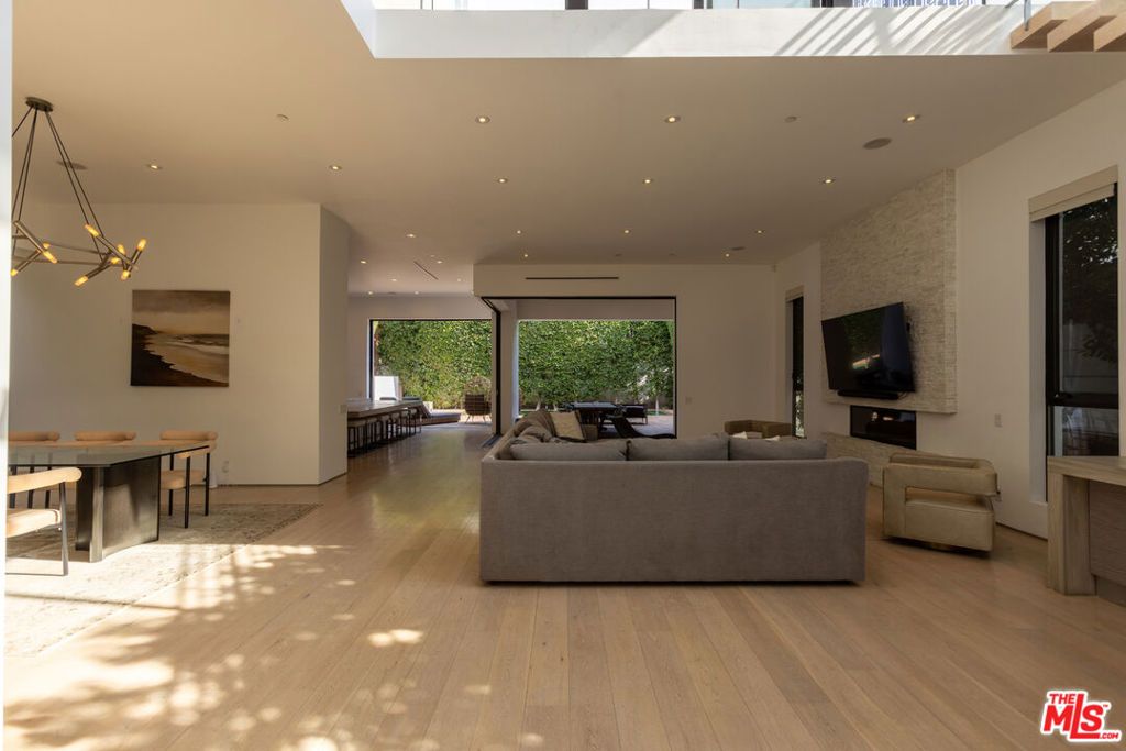 Image 5 of property listing at 132 N Laurel Avenue, Los Angeles, CA 90048