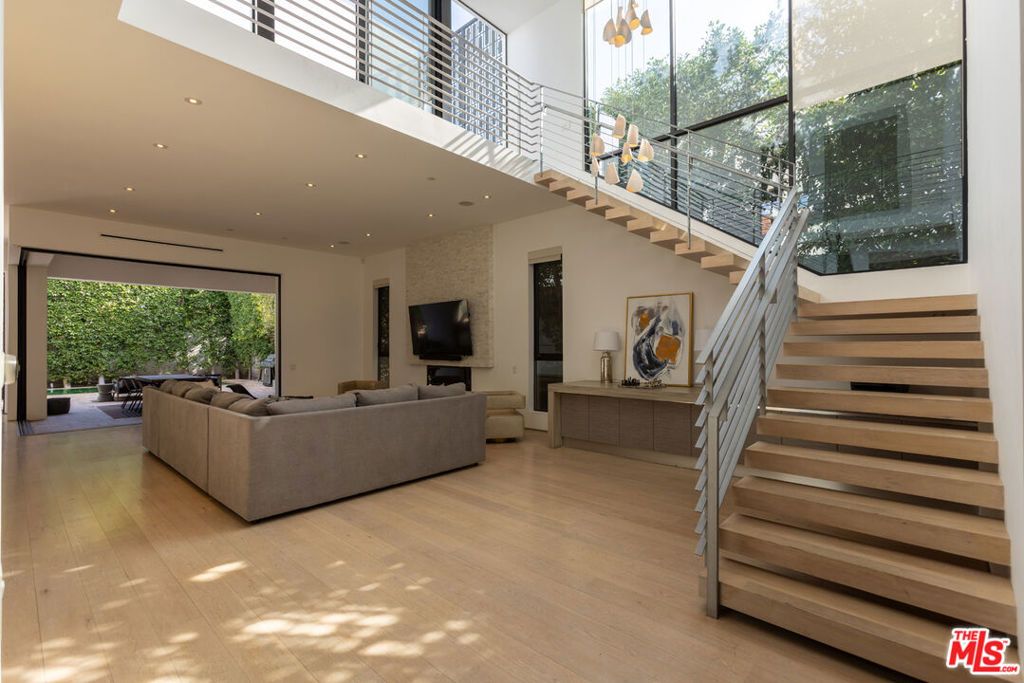 Image 6 of property listing at 132 N Laurel Avenue, Los Angeles, CA 90048
