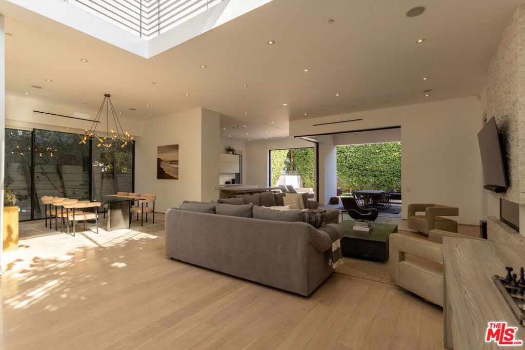 Image 7 of property listing at 132 N Laurel Avenue, Los Angeles, CA 90048